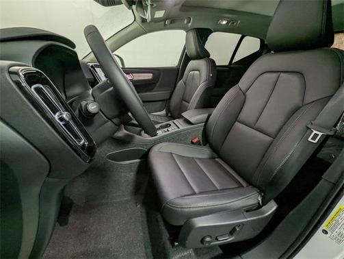 2025 Volvo XC40 B5 Core Bright Theme