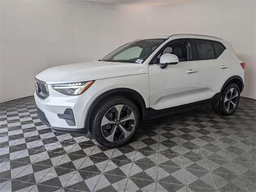 2025 Volvo XC40 B5 Core Bright Theme