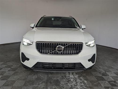 2025 Volvo XC40 B5 Core Bright Theme