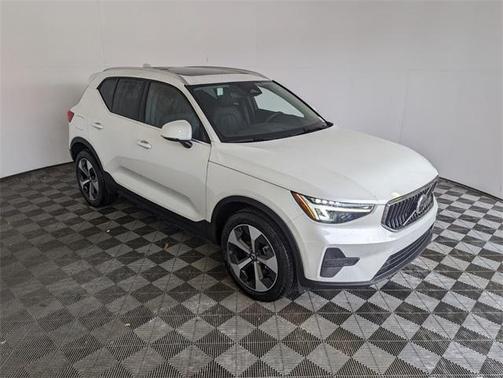 2025 Volvo XC40 B5 Core Bright Theme