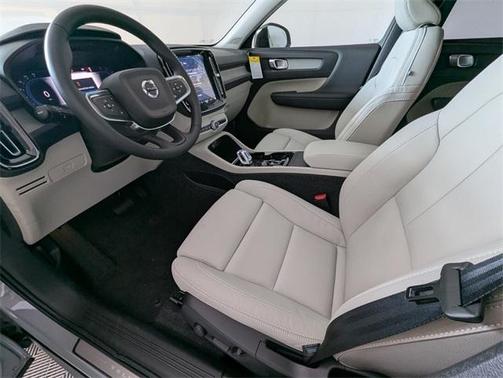 2025 Volvo XC40 B5 Plus Dark Theme