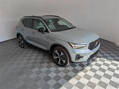 2025 Volvo XC40 B5 Plus Dark Theme
