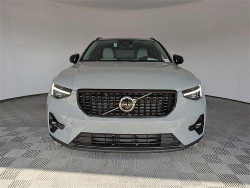 2025 Volvo XC40 B5 Plus Dark Theme