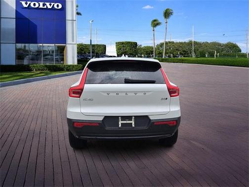 2026 Volvo XC40 B5 Plus