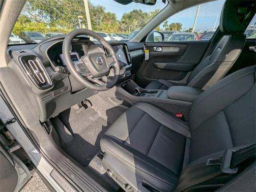 2025 Volvo XC40 B5 Core Bright Theme