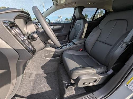 2025 Volvo XC40 B5 Core Bright Theme