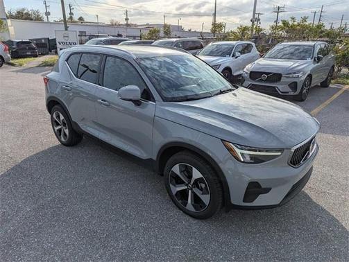 2025 Volvo XC40 B5 Core Bright Theme