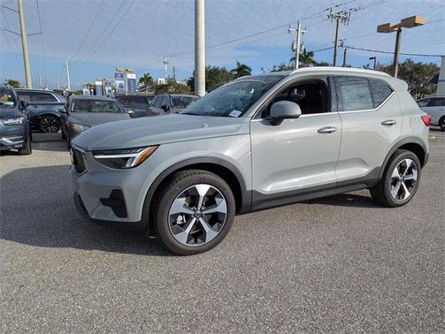 2025 Volvo XC40 B5 Core Bright Theme