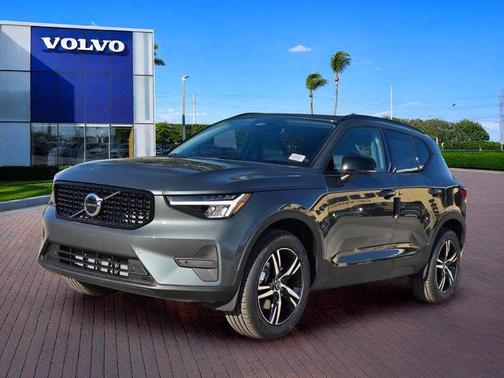 Forest Green 2026 Volvo XC40 B5 Core