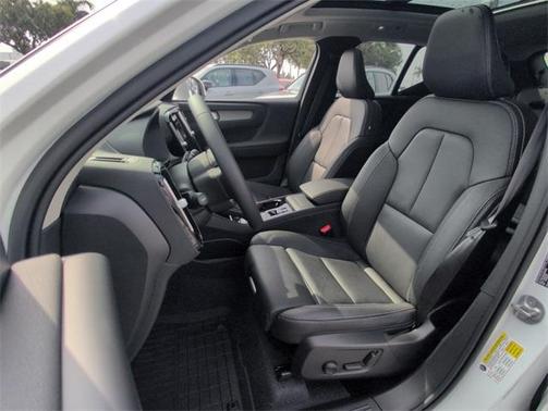 2025 Volvo XC40 B5 Plus Bright Theme