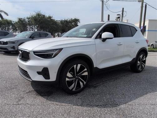 2025 Volvo XC40 B5 Plus Bright Theme