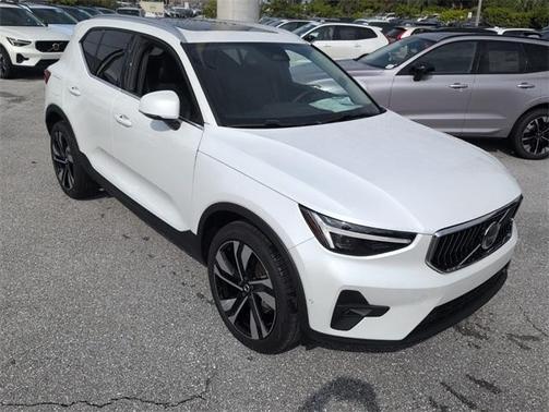 2025 Volvo XC40 B5 Plus Bright Theme