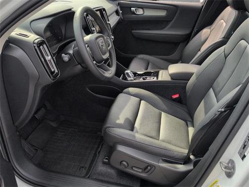 2025 Volvo XC40 B5 Plus Bright Theme
