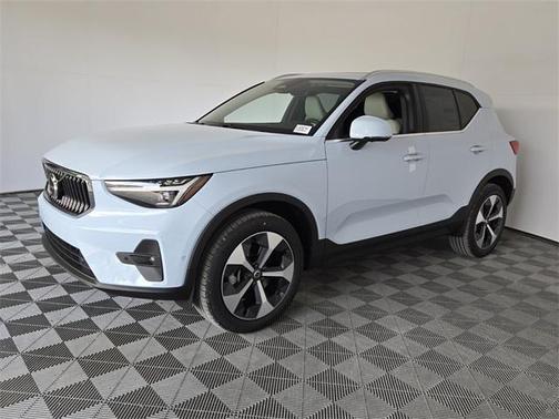 2025 Volvo XC40 B5 Plus Bright Theme