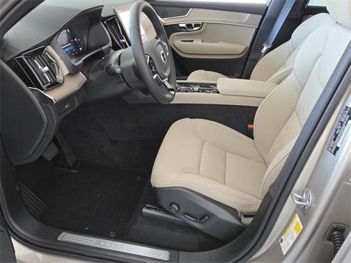 2025 Volvo XC90 B6 Core