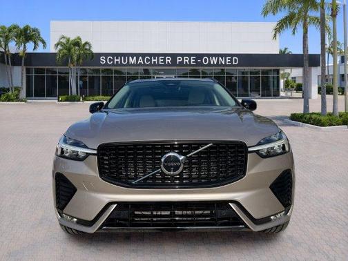 Bright 2024 Volvo XC60 B5 Plus Dark Theme