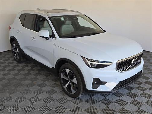 2025 Volvo XC40 B5 Plus Bright Theme