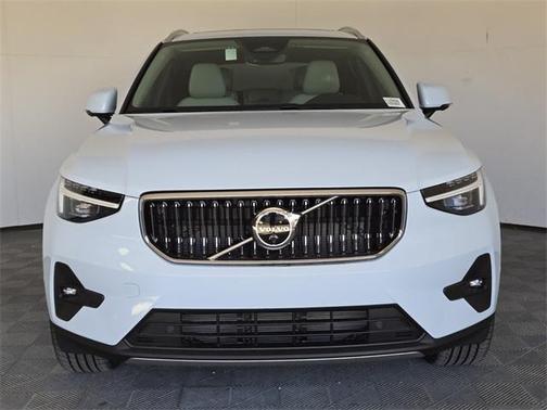 2025 Volvo XC40 B5 Plus Bright Theme