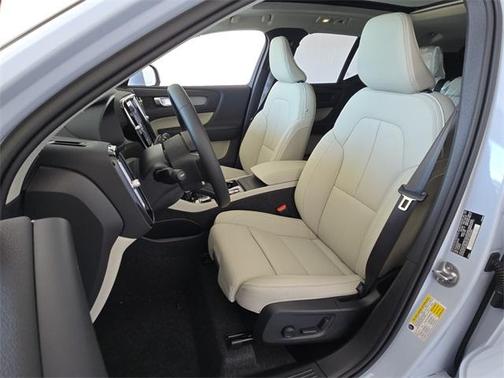 2025 Volvo XC40 B5 Plus Bright Theme
