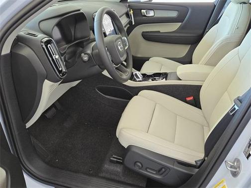 2025 Volvo XC40 B5 Plus Bright Theme