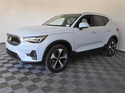 2025 Volvo XC40 B5 Plus Bright Theme