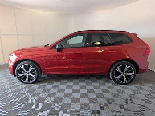 2022 Volvo XC60 B5 R-Design