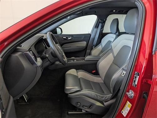 2022 Volvo XC60 B5 R-Design
