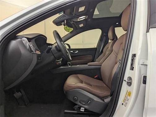 2024 Volvo XC60 B5 Plus Dark Theme