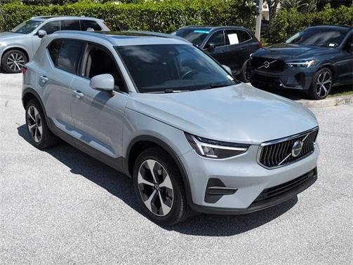 2025 Volvo XC40 B5 Core Bright Theme