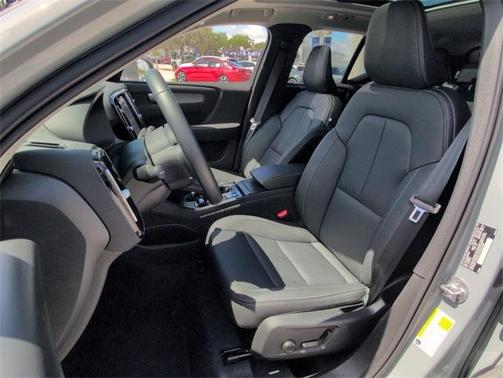 2025 Volvo XC40 B5 Core Bright Theme