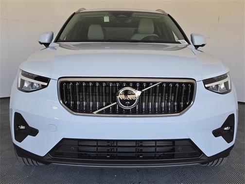 2025 Volvo XC40 B5 Plus Bright Theme
