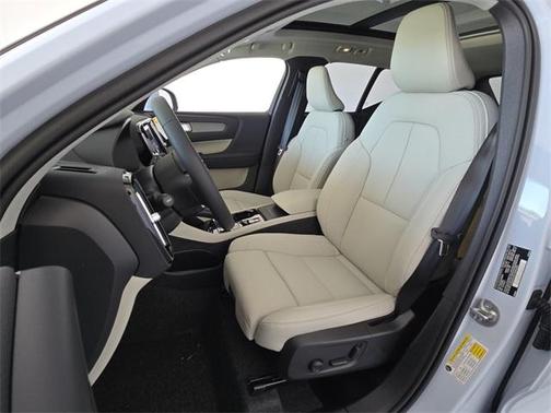 2025 Volvo XC40 B5 Plus Bright Theme