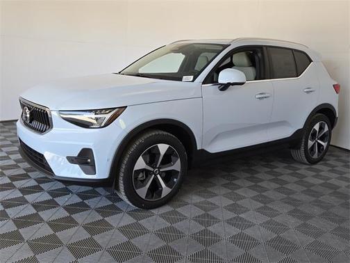 2025 Volvo XC40 B5 Plus Bright Theme