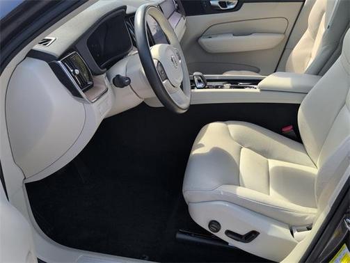 2022 Volvo XC60 B5 Momentum