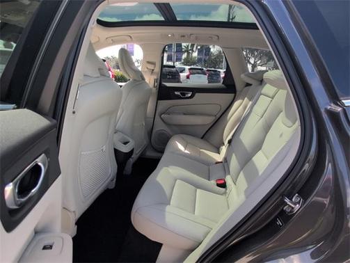 2022 Volvo XC60 B5 Momentum