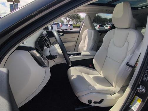 2022 Volvo XC60 B5 Momentum
