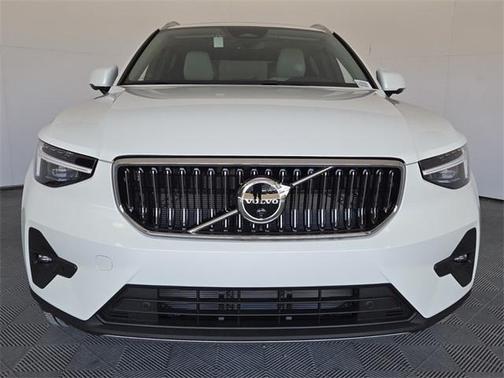 2025 Volvo XC40 B5 Plus Bright Theme