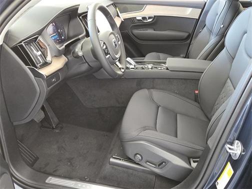 2025 Volvo XC90 B5 Core