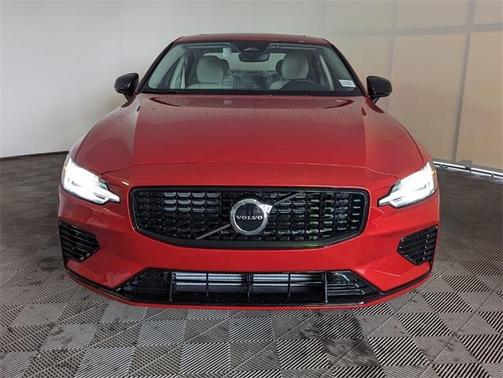 2024 Volvo S60 Recharge Plug-In Hybrid T8 Core Dark Theme