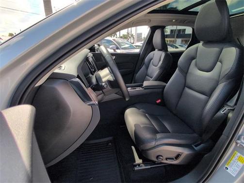 2024 Volvo XC60 B5 Plus Dark Theme