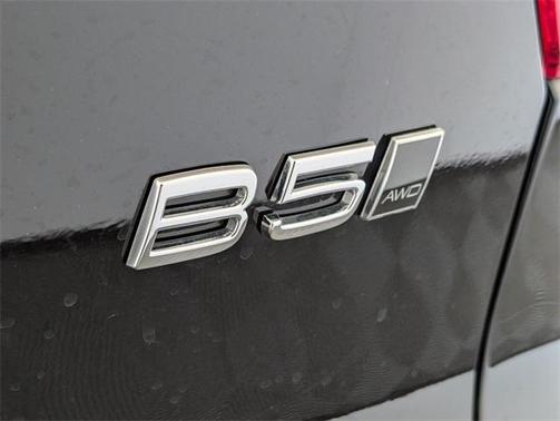 2023 Volvo XC40 B5 Plus Bright Theme