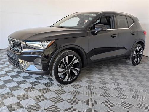 2023 Volvo XC40 B5 Plus Bright Theme
