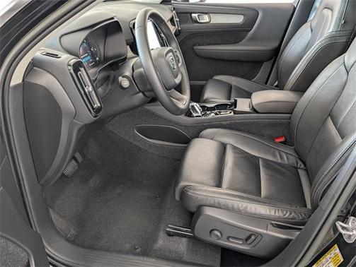 2023 Volvo XC40 B5 Plus Bright Theme