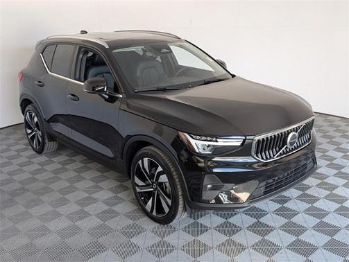 2023 Volvo XC40 B5 Plus Bright Theme