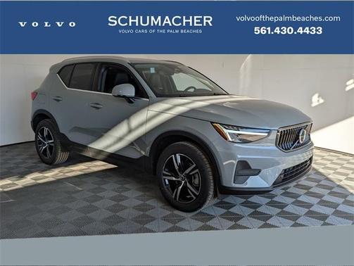 2025 Volvo XC40 B5 Ultra Bright Theme