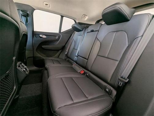 2025 Volvo XC40 B5 Ultra Bright Theme
