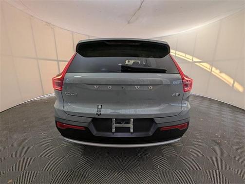 2025 Volvo XC40 B5 Ultra Bright Theme