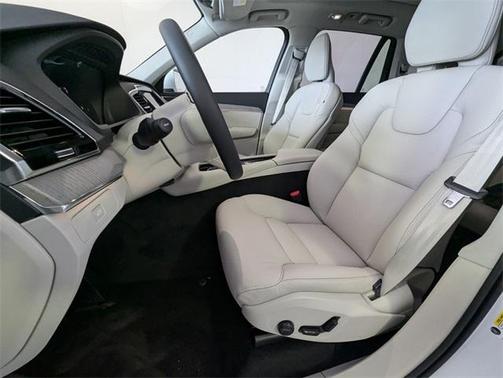 2025 Volvo XC90 B6 Plus 6-Seater