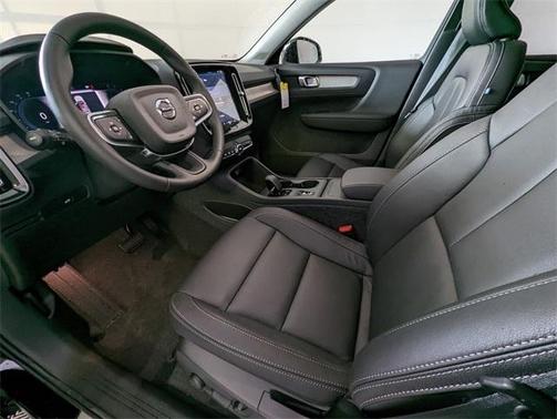 2025 Volvo XC40 B5 Core Bright Theme