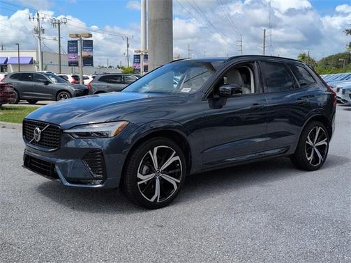 2023 Volvo XC60 B5 Ultimate Dark Theme